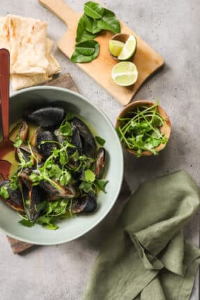 image of green-curry-with-coconut-and-mussels